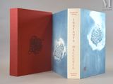 deux livres posés l'un sur l'autre sur une table
