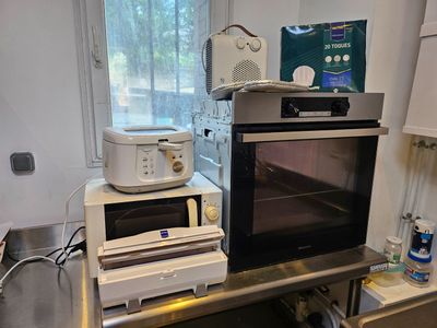 un micro-ondes et un grille-pain posés sur une table dans une cuisine