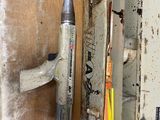 une boîte contenant un marteau et une brosse à dents