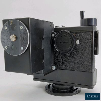 un appareil photo posé sur un trépied