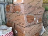 une pile de cartons posée sur une palette dans un entrepôt