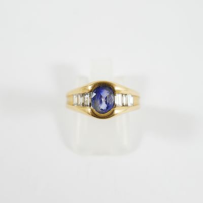 un gros plan d'une bague avec un tan tan tan tan tan tan tan tan tan tan tan tan tan
