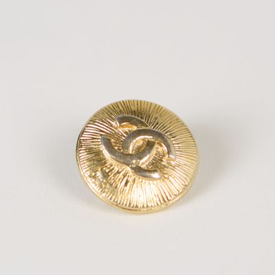 Broche Chanel avec logo CC plaquée or