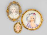 trois portraits miniatures de femmes dans des cadres dorés et un pendentif