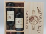 deux bouteilles de vin dans un coffret en bois sur fond blanc