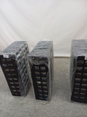 quatre enceintes noires empilées les unes sur les autres dans une pièce