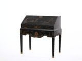 une petite table noire surmontée d'un tiroir
