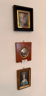 trois tableaux encadrés accrochés au mur d'une pièce