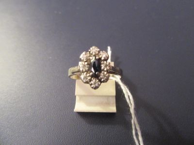 Bague EN OR 18k Sertie D'UN Saphir Entoure DE Petits DI…