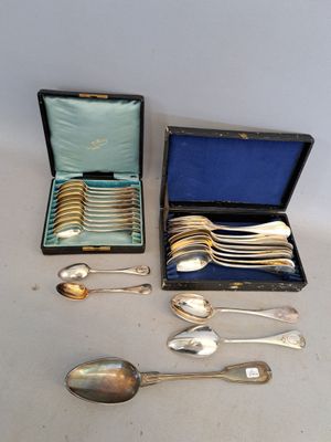 de nombreuses cuillères en argent et des cuillères dans un coffret