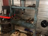 une photo d'une machine qui se trouve dans un garage