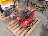 un petit tracteur équipé d'un petit moteur, posé sur une palette
