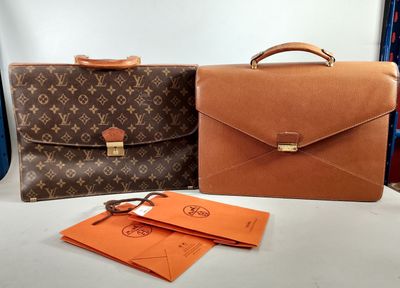 Deux mallettes Louis Vuitton sont posées l'une à côté de l'autre