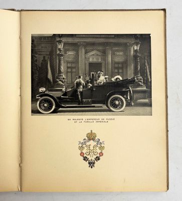 une vieille photo d'une voiture avec des personnes assises à l'intérieur