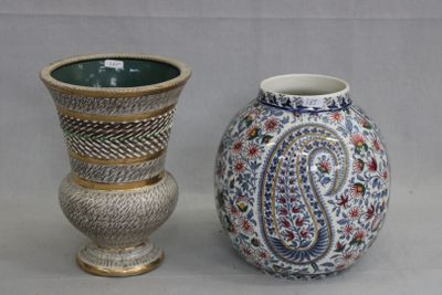 deux vases posés l'un à côté de l'autre sur une table