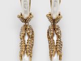 une paire de boucles d'oreilles en perles et or
