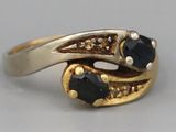 une photo d'une bague en or sertie de diamants noirs