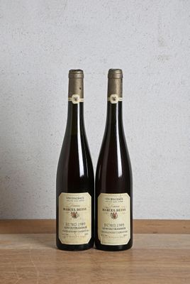 deux bouteilles de vin posées sur une table en bois