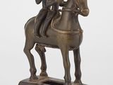 statue en bronze représentant un homme à cheval, avec une femme à l'arrière