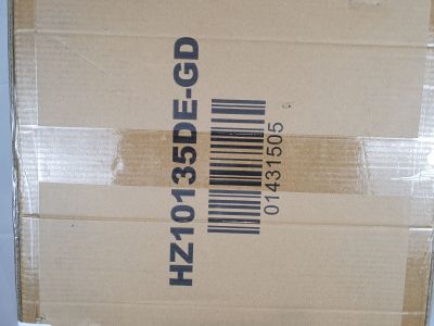une boîte en carton portant un code-barres, posée sur une table