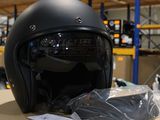 un casque posé sur une table dans un entrepôt