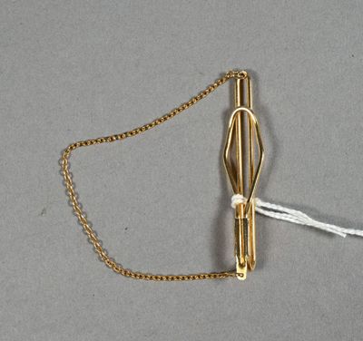 un gros plan d'un objet métallique auquel est attachée une chaîne