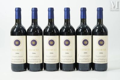 six bouteilles de vin sont alignées sur une surface blanche