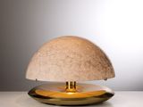 une lampe posée sur une table