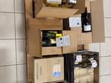 de nombreux cartons et bouteilles de vin accrochés au mur