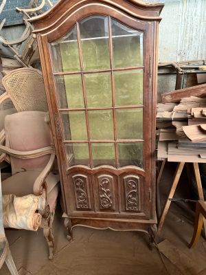 Vitrine en bois mouluré et sculpté ouvrant à une porte vitré…