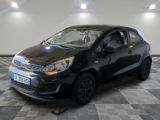 la photo d'une voiture noire garée dans un garage