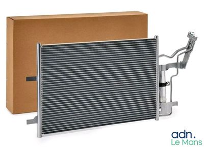 un radiateur en aluminium, une boîte en carton et une paire de ciseaux