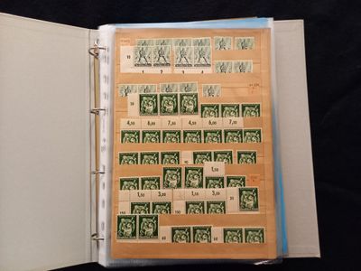 un classeur contenant de nombreux timbres