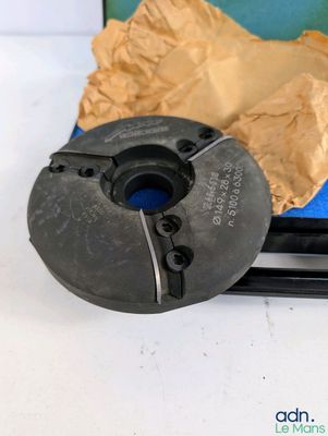 une feuille de papier et une bobine posées sur une table
