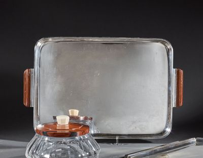 un plateau en argent avec un miroir et un récipient en verre