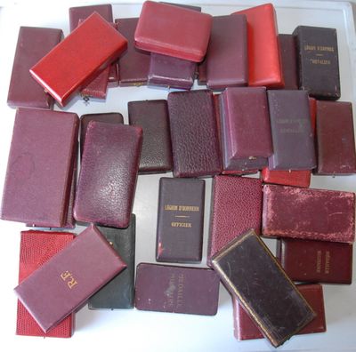 beaucoup de vieux livres posés sur un plateau blanc