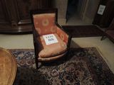 une chaise sur laquelle est apposé un panneau dans une pièce