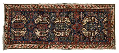 tapis persan antique à motifs géométriques sur fond blanc