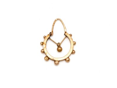 une paire de boucles d'oreilles créoles en or ornées de perles sur fond blanc