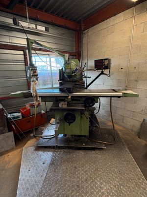 une image d'une scie à table dans un atelier