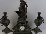 une horloge posée sur une table à côté de quelques vases
