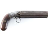 un vieux fusil avec une poignée en bois sur fond blanc