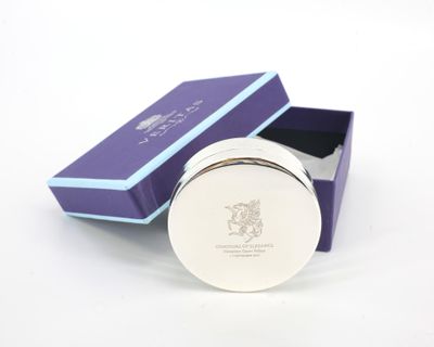boîte-cadeau violette avec un couvercle argenté et un ruban bleu