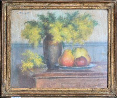 une peinture à l'huile représentant un vase de fleurs et de fruits sur une table