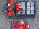 les outils sont posés par terre à côté de la boîte à outils