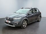 une Toyota RAV grise garée dans une pièce au sol noir