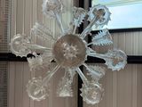 un flocon de neige en verre suspendu au plafond d'une pièce
