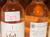plusieurs bouteilles de vin sont alignées sur une étagère dans un magasin