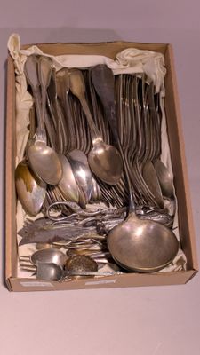 une boîte contenant tout un tas de cuillères en argent et de cuillères