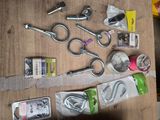 un grand nombre d'outils posés sur une table